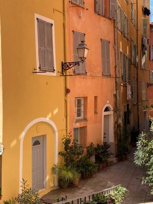Deux Pieces Dans Le Quartier Du Port